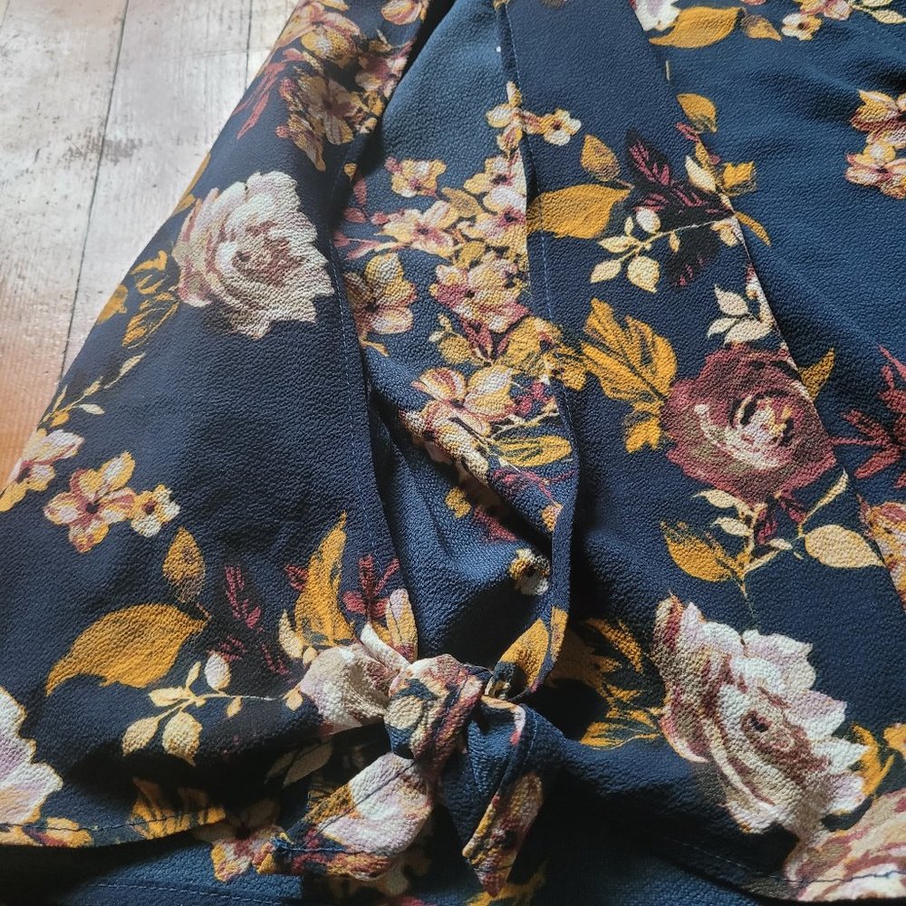 Deep V Floral Navy Blouse, size 3X - Picture 7 of 10